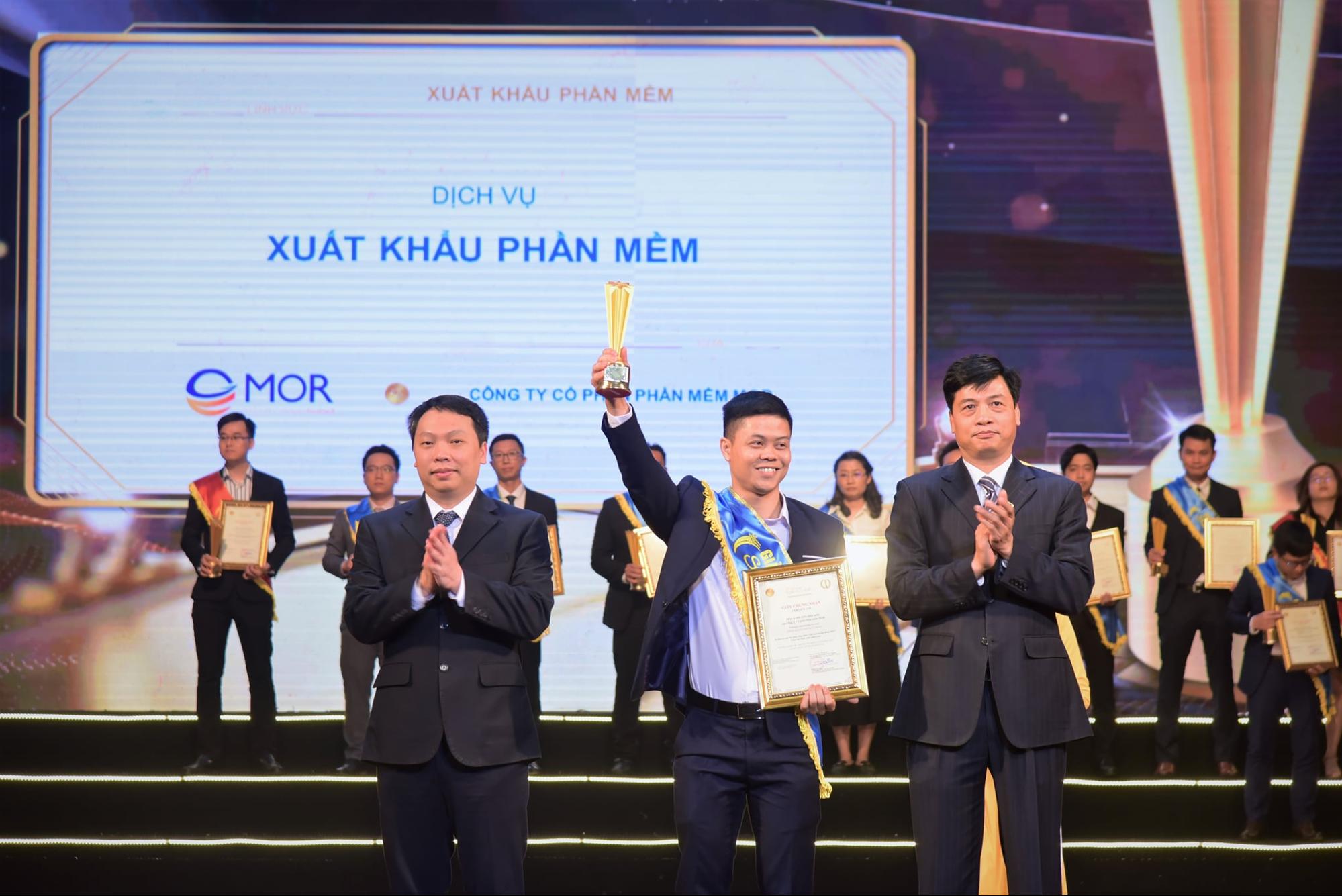Representative of MOR Software: Mr. Pham Huu Canh - Solutions Director is proudly making a victory sign when receiving the cup