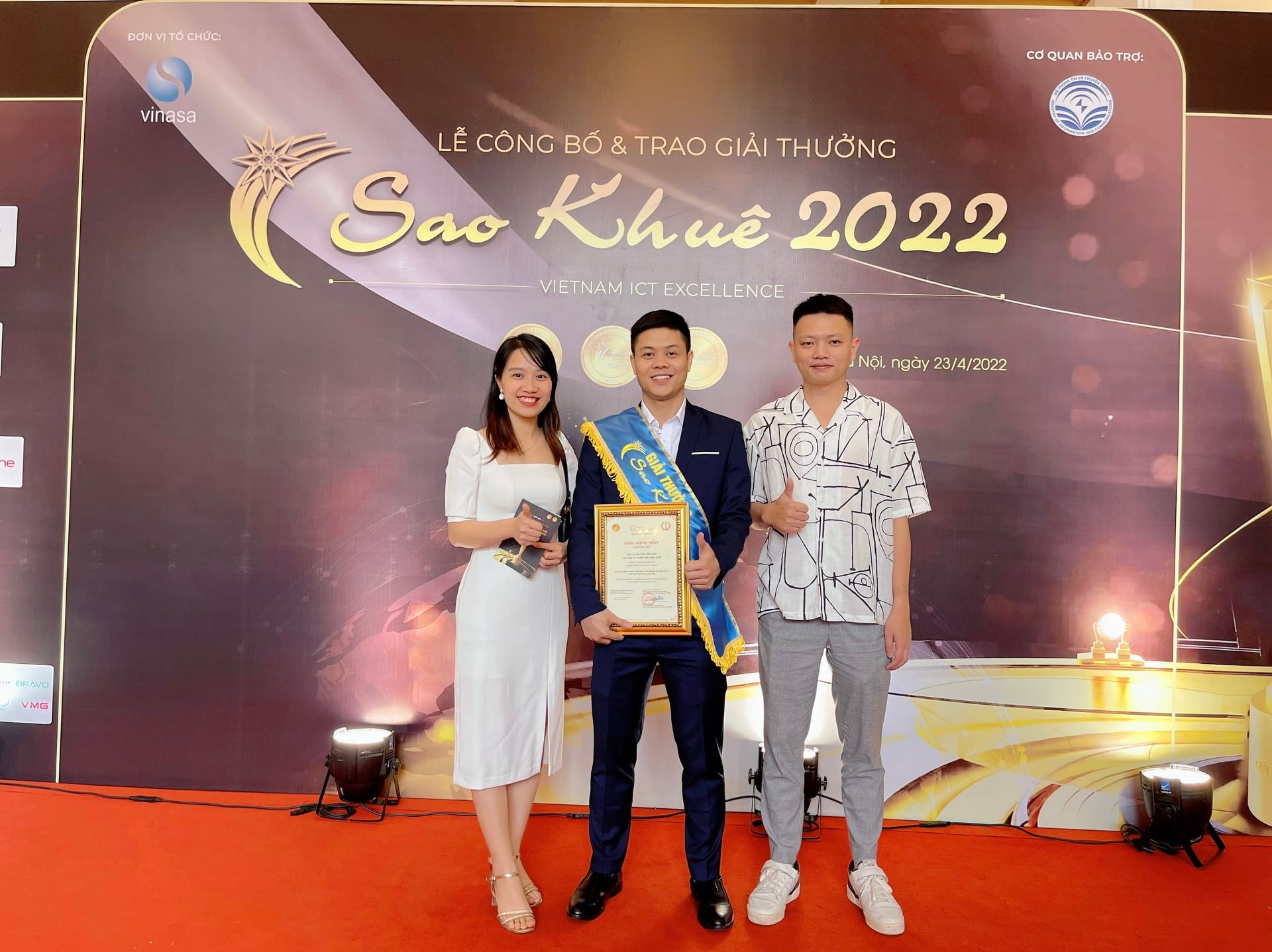 Đại diện của MOR Software đi nhận giải thưởng Sao Khuê 2022