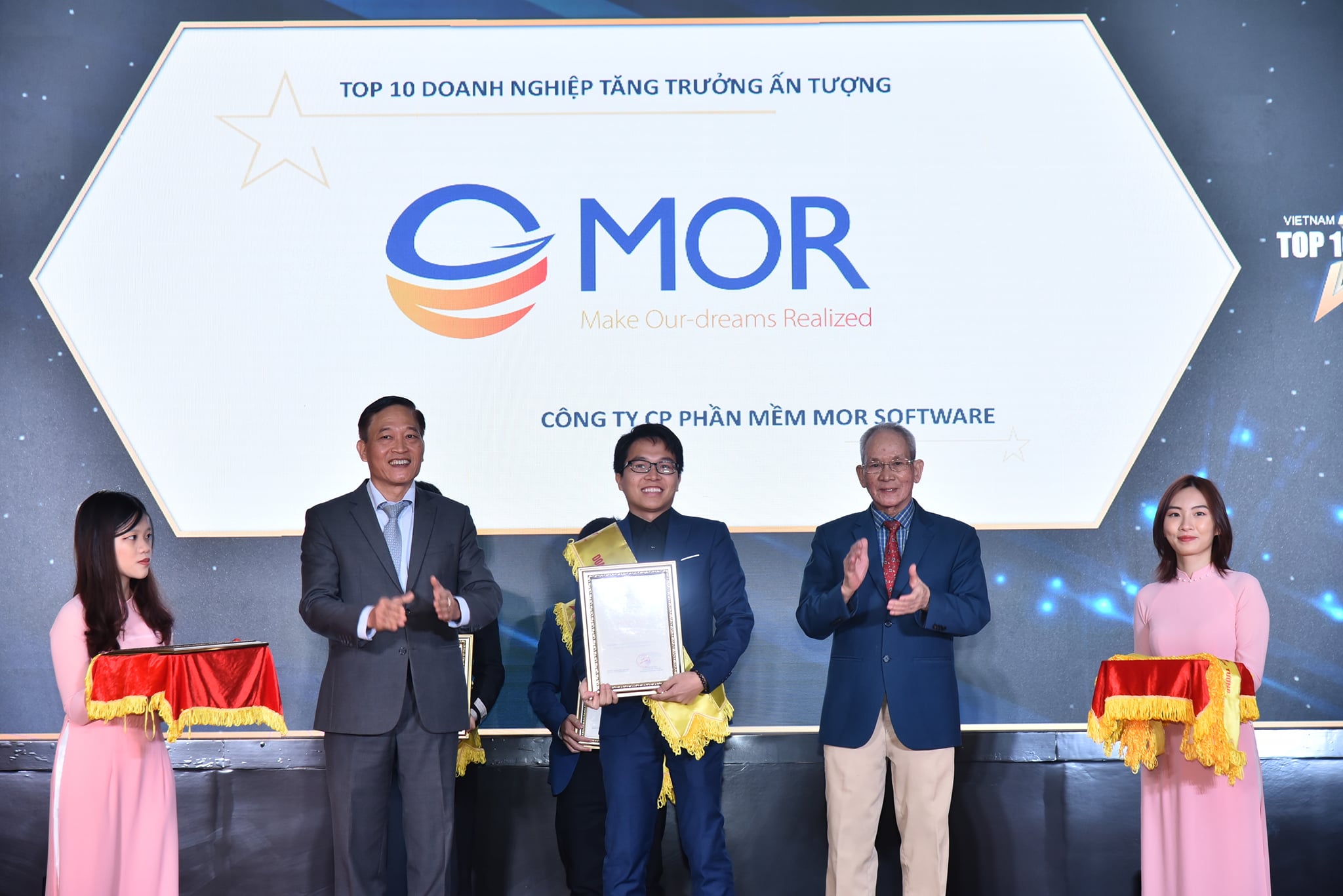 Ông Vũ Văn Tú - CEO MOR Software nhận bằng khen TOP 10 Doanh nghiệp CNTT - hạng mục Tăng trưởng ấn tượng